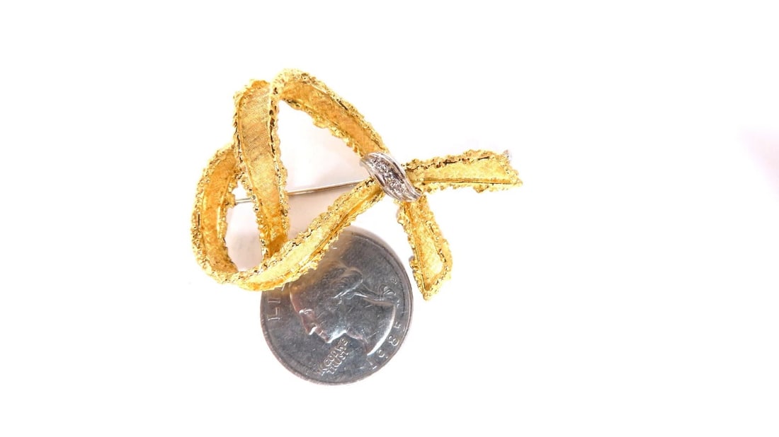 . 05ct natural diamonds peace emblem gold pin 18kt gold - 2