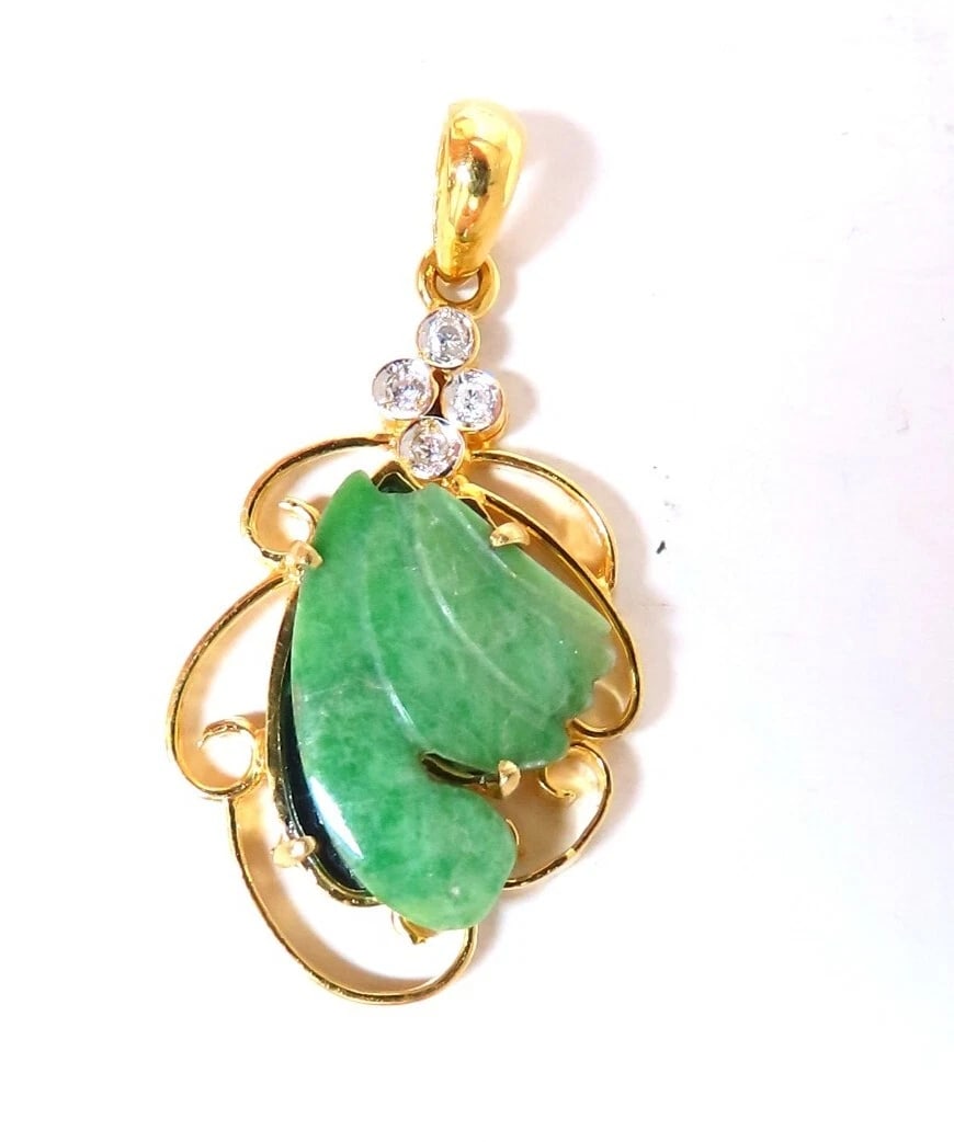 Natural Jade Carved Diamond Pendant 18kt .07ct: Title: Natural Jade Carved Diamond Pendant 18kt .07ct Description: Jade Pendant Apple Green color. 14x 11mm .07ct Natural Round Diamonds Overall: 27 x 15mm 18kt / 3 grams All Items come with a Fr