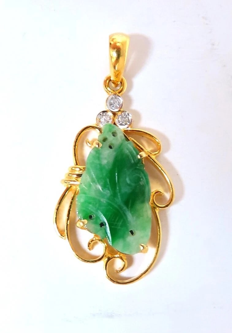 Natural Jade Carved Diamond Pendant 18kt: Title: Natural Jade Carved Diamond Pendant 18kt Description: Jade Pendant Apple Green color. 15 x 9mm .06ct Natural Round Diamonds Overall: 26 x 14mm 18kt / 3 grams All Items come with a Free Whi