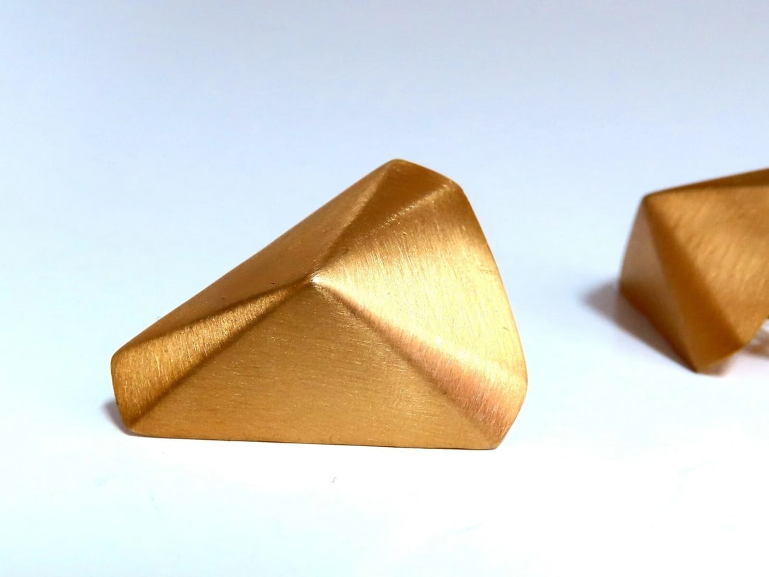 14kt Gold Raised Modified Pyramid Clip Earrings Brushed Matte - 4