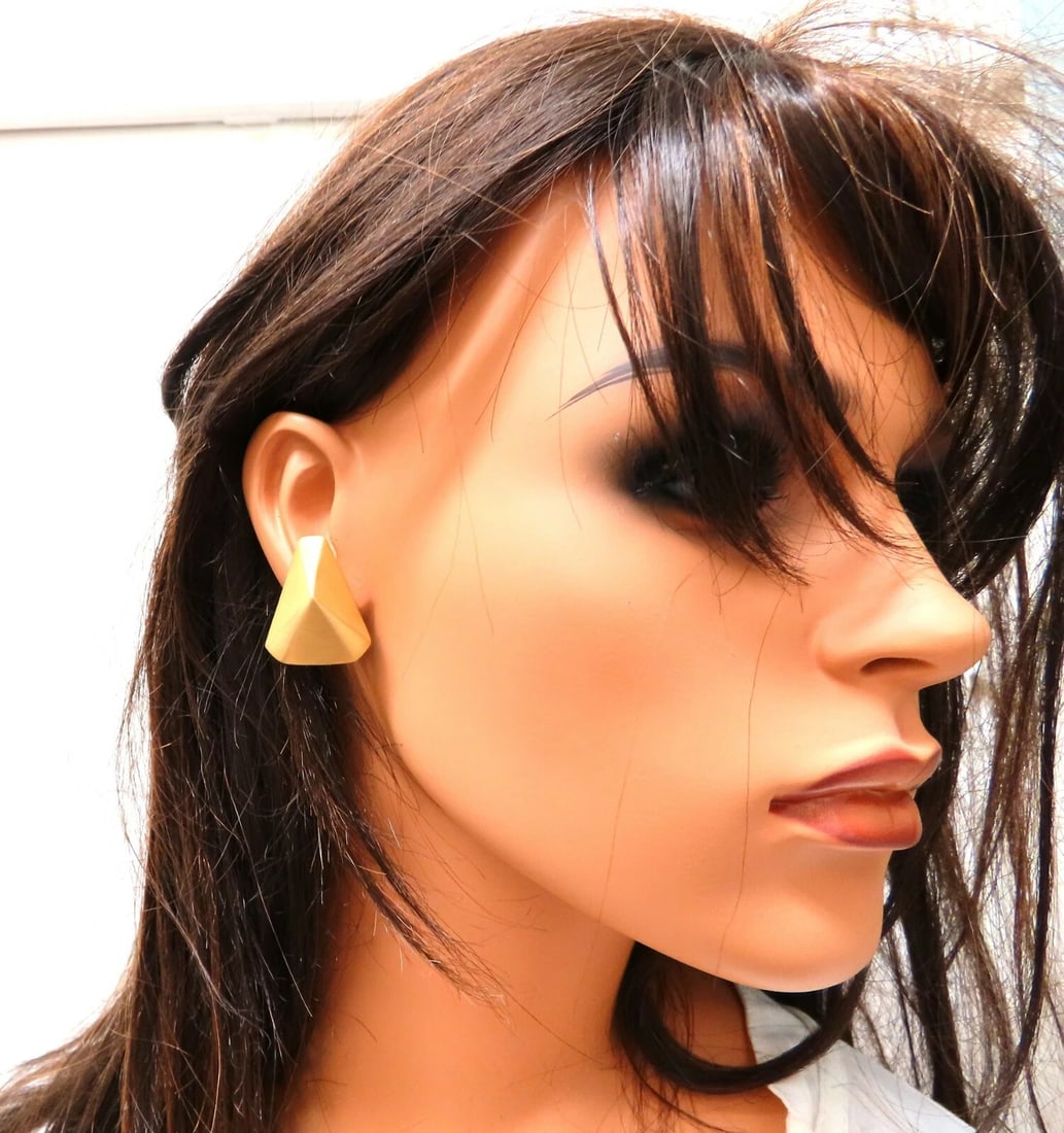 14kt Gold Raised Modified Pyramid Clip Earrings Brushed Matte - 6