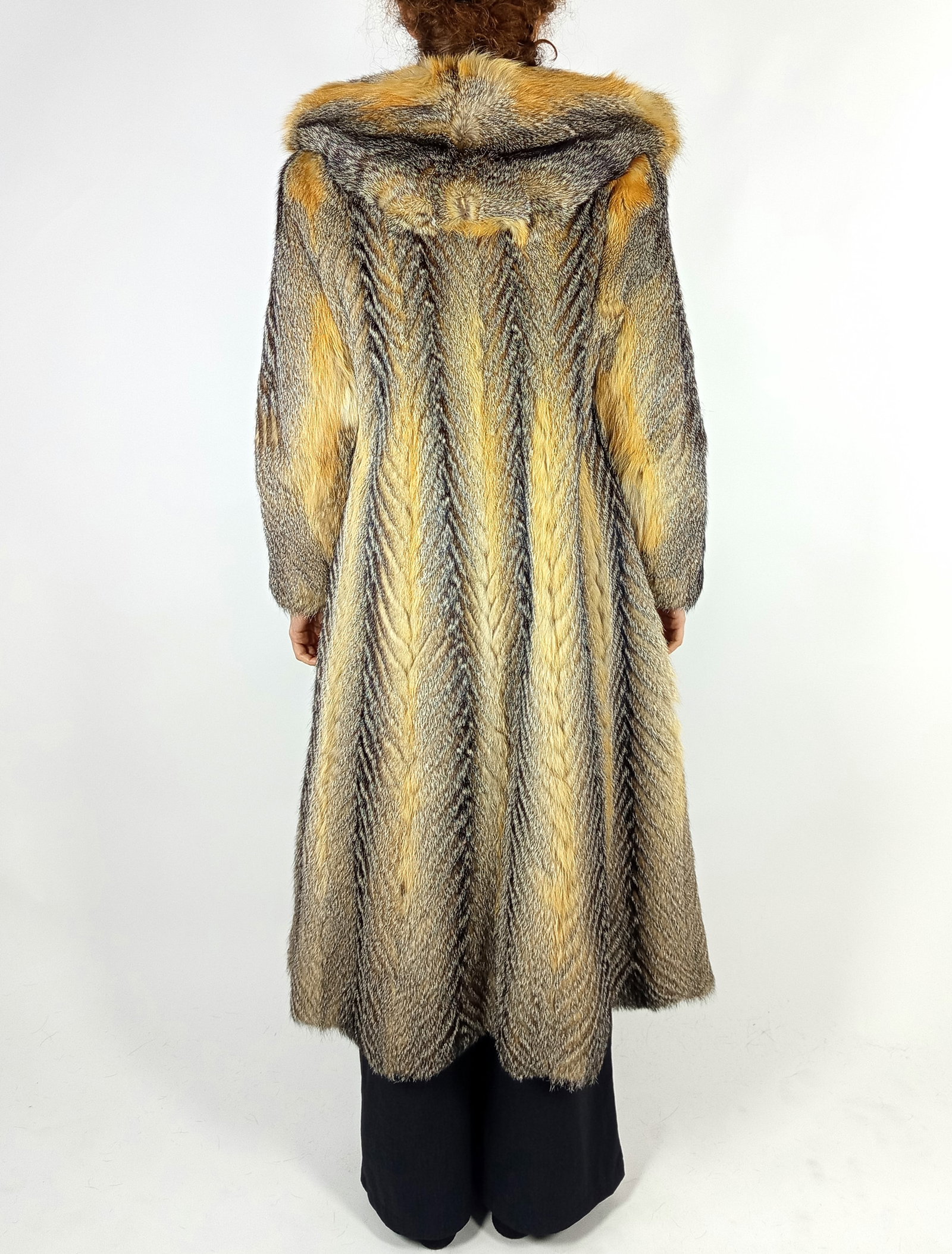 LONG GREY FOX FUR COAT EU: S ; US: 6 - 8