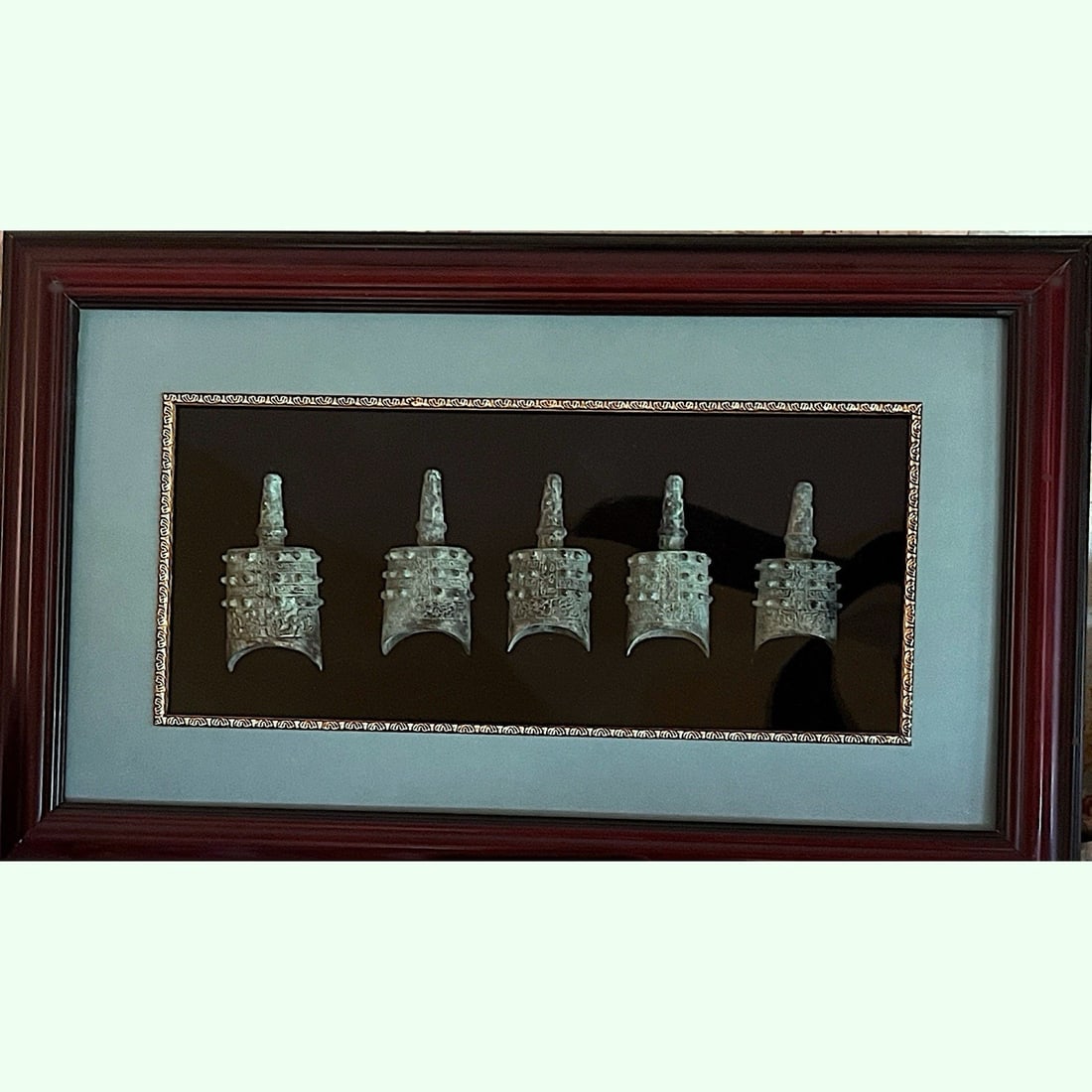 Set of 5 Vintage Bronze Bianzhong Bells Framed Chinese Meditation Decor: Title:Set of 5 Vintage Bronze Bianzhong Bells Framed Chinese Meditation Decor Description:This collection features a set of 5 vintage bronze Bianzhong bells, traditionally used in Chinese culture.