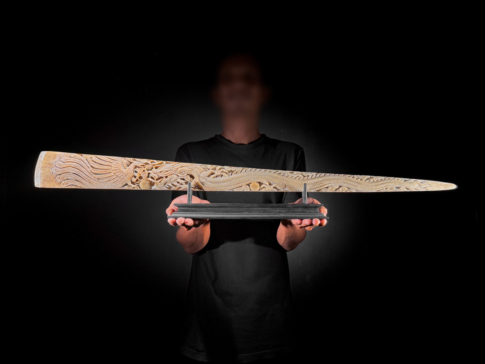 Impressive engraved swordfish rostrum - Dragon Phoenix motif: Title: Impressive engraved swordfish rostrum - Dragon Phoenix motif Maker:Unknown Origin: Indonesia Date/Period:2026 Materials:Xiphias Gladius, Bone, Wood Dimensions:Length: 87 cm / 34.2 inches