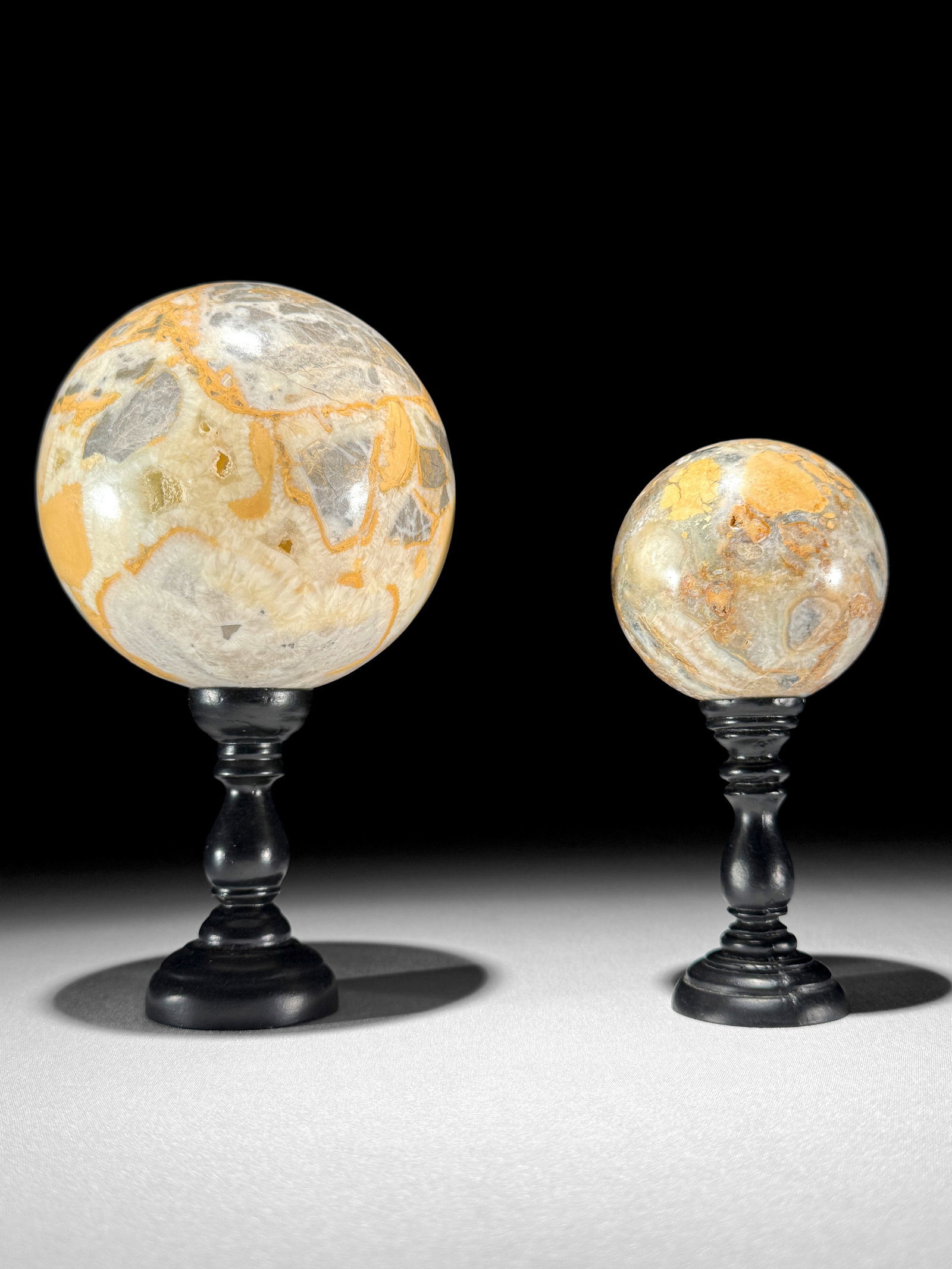 Wonderful set of 2 crystalized onyx spheres with stands: Title: Wonderful set of 2 crystalized onyx spheres with stands Maker:Unknown Origin: Indonesia Date/Period:2026 Materials:Onyx, Crystal Cube, Resin Dimensions:Height 1 including stand: 18.6 cm / 7.3