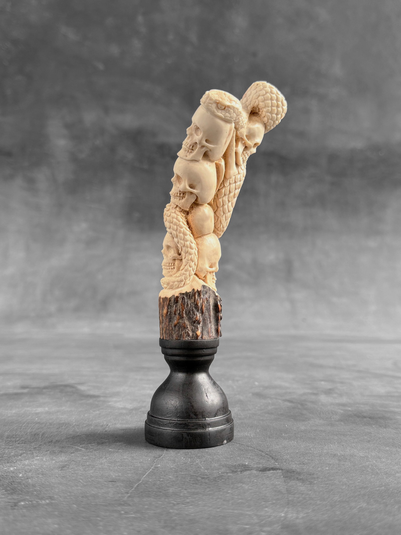 Stunning carved deer antler - Skulls with snake: Title: Stunning carved deer antler - Skulls with snake Maker:Unknown Origin: Indonesia Date/Period:2026 Materials:Deer antler, wood Dimensions:Height: 19 cm / 7.4 inches Width: 6 cm / 2.3 inches