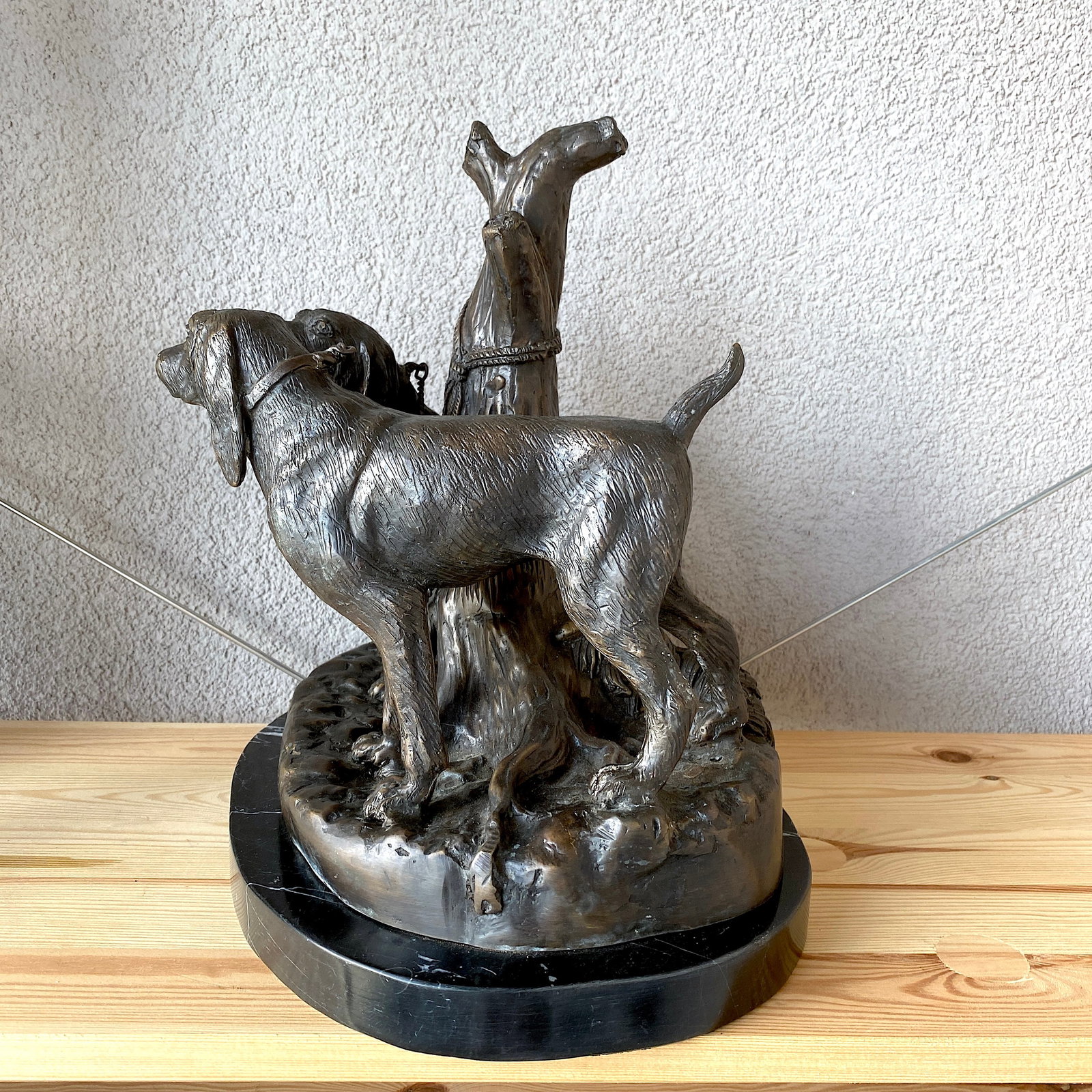 Hunting dogs sculpture by Grace Johnson - 6