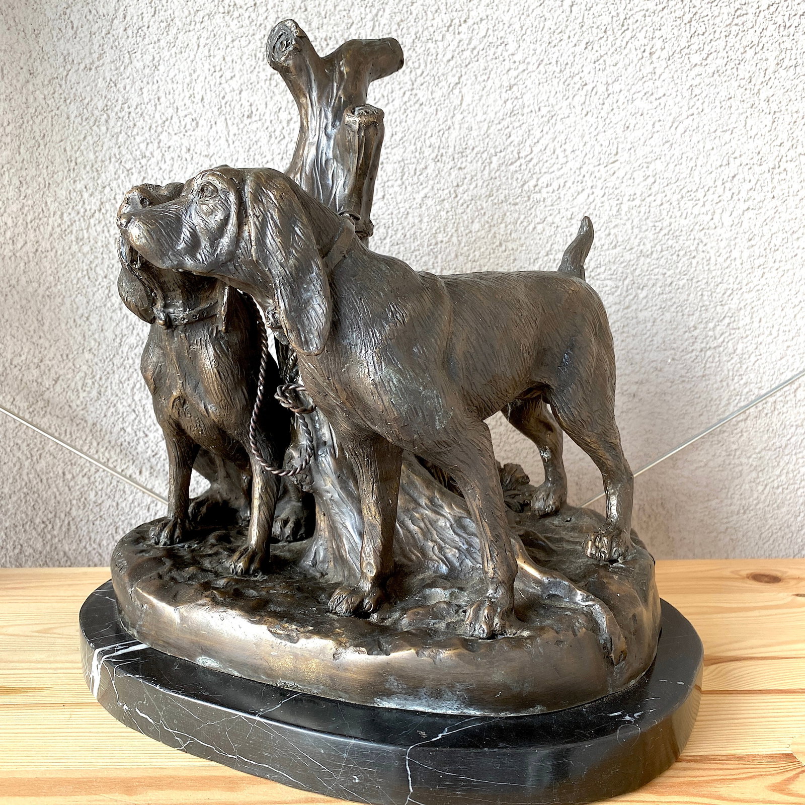 Hunting dogs sculpture by Grace Johnson - 7