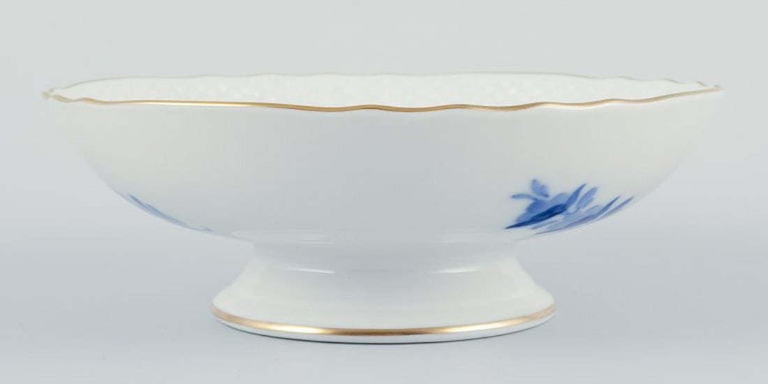 Royal Copenhagen Blue Flower Curved. Low porcelain centerpiece/cake dish. 1980-1984. - 2