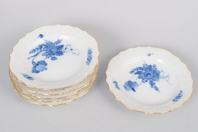 Royal Copenhagen, Denmark. Blue Flower Curved, set of six porcelain plates finished with gilt rim. - 2