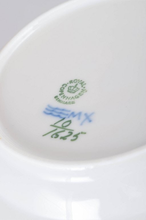 Royal Copenhagen, Denmark. Blue Flower Curved, set of six porcelain plates finished with gilt rim. - 4