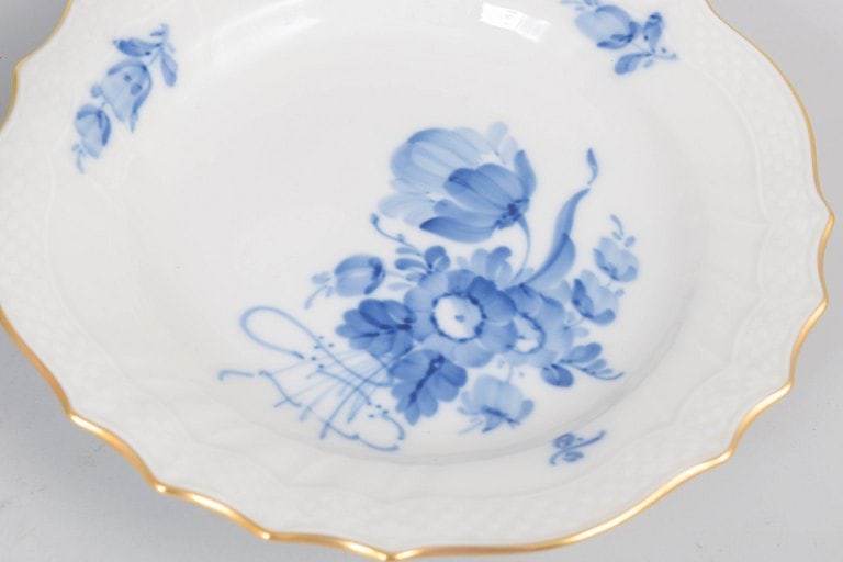 Royal Copenhagen, Denmark. Blue Flower Curved, set of six porcelain plates finished with gilt rim. - 3