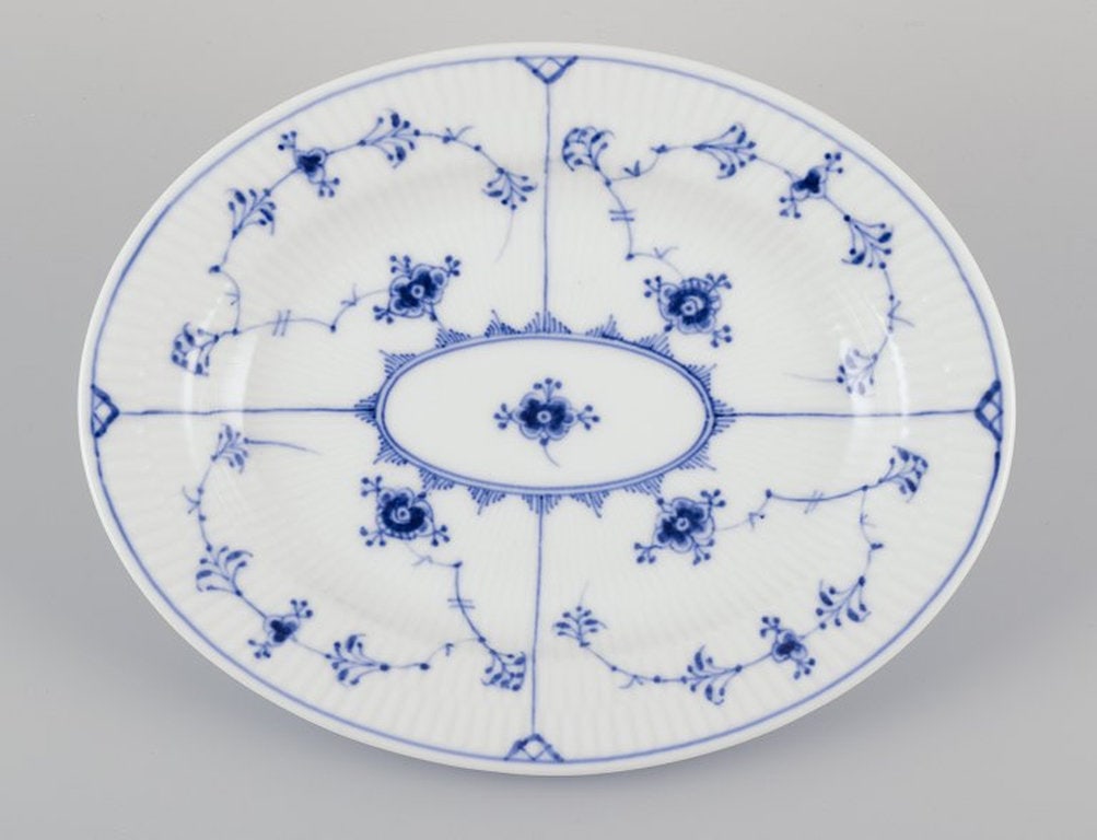 Royal Copenhagen Blue Fluted Plain. Oval dish in hand-painted porcelain. 1930s. - 2