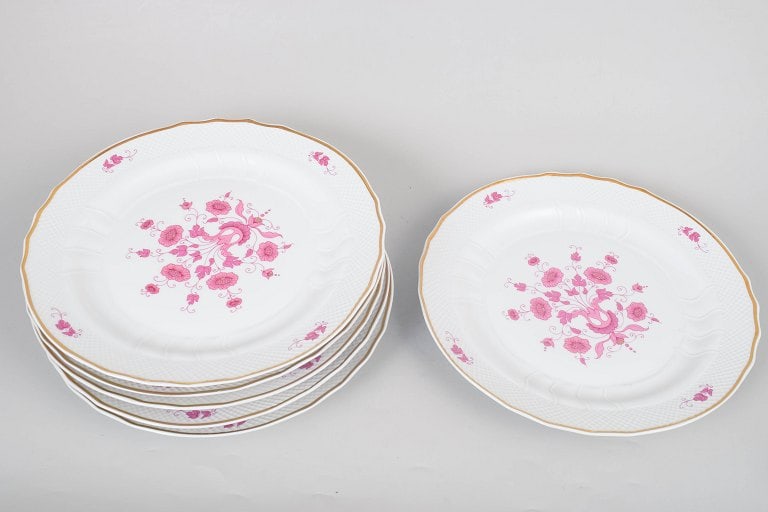 Hollohaza, Hungary. Set of six white porcelain dinner plates with pink floral decoration and gilt - 4