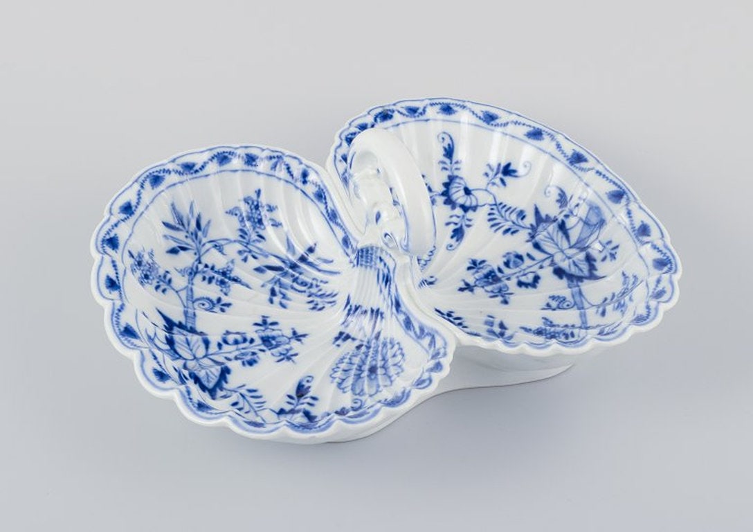 Meissen, Germany. Blue Onion cabaret tray made of porcelain. Two-part with handle. Circa 1900. - 2