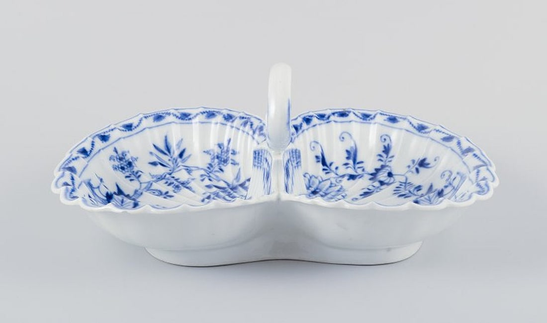 Meissen, Germany. Blue Onion cabaret tray made of porcelain. Two-part with handle. Circa 1900. - 3