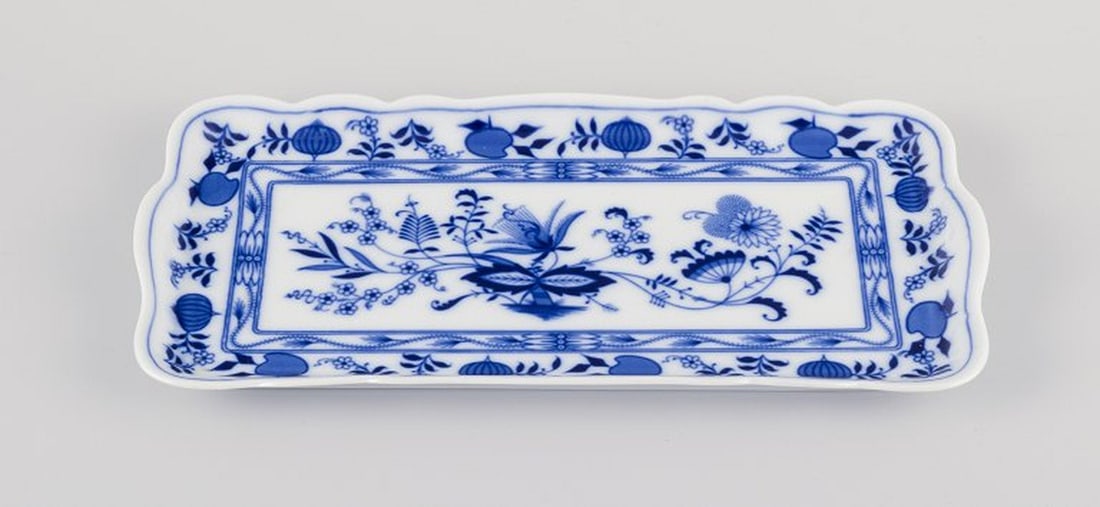 Bavaria, Germany. Porcelain tray with Blue Onion-pattern. Mid-20th century. - 2