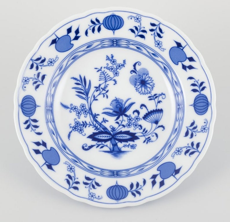 Bavaria, Germany. A set of six deep Blue Onion pattern porcelain plates. Mid-20th century. - 6