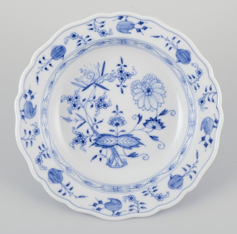 Meissen, Germany. A set of five small Blue Onion pattern porcelain plates. Mid-20th century. - 2