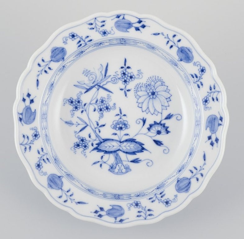 Meissen, Germany. A set of five small Blue Onion pattern porcelain plates. Mid-20th century. - 4