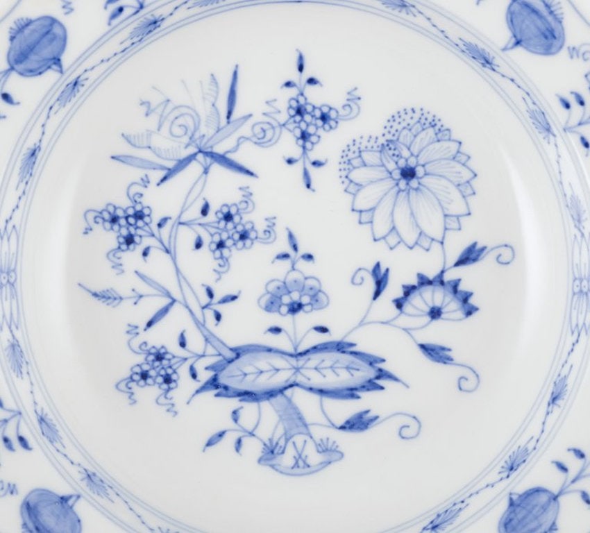 Meissen, Germany. A set of five small Blue Onion pattern porcelain plates. Mid-20th century. - 7