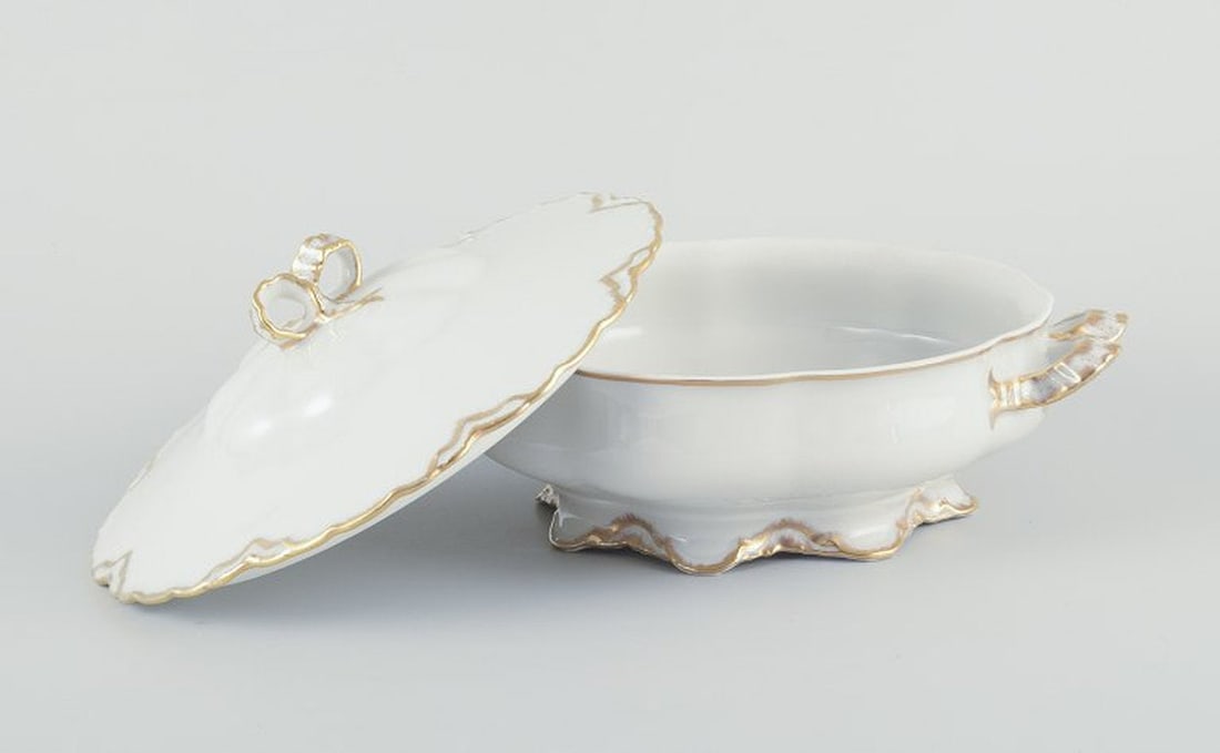 Haviland, France. Round white porcelain tureen with lid. 1930s. - 2