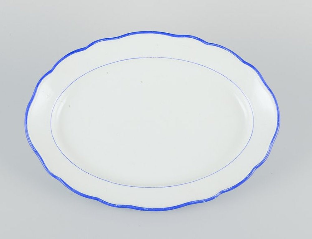 Meissen, Germany. Oval serving dish in white porcelain with blue rim. Early 20th century. - 2