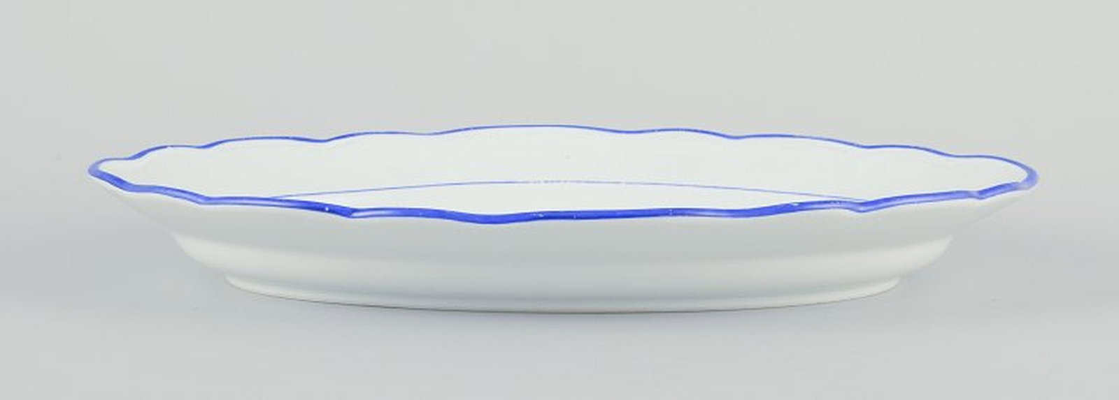 Meissen, Germany. Oval serving dish in white porcelain with blue rim. Early 20th century. - 3