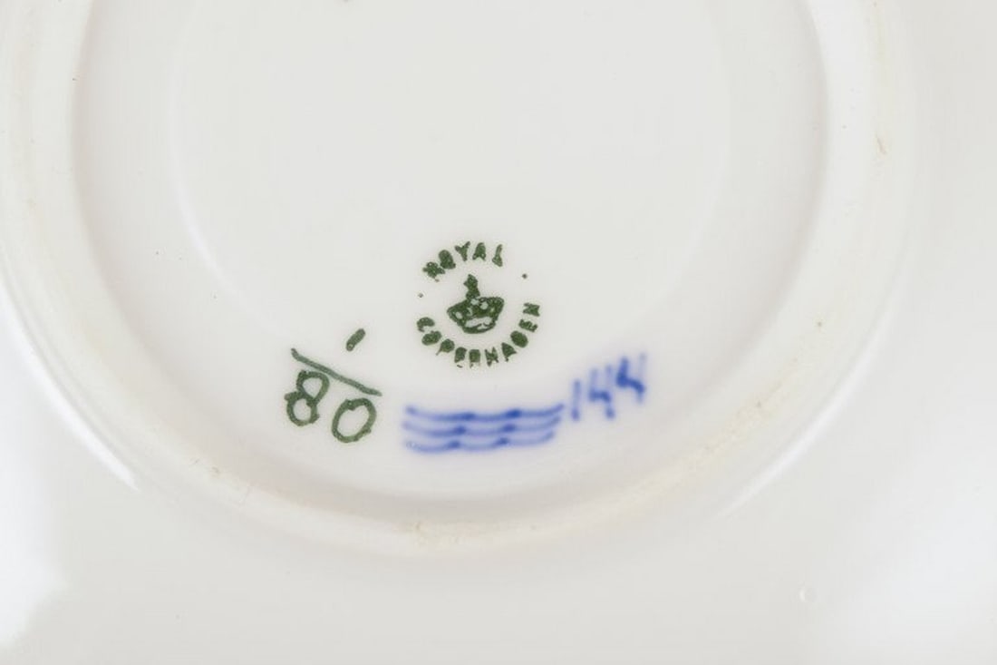 Royal Copenhagen Blue Fluted Plain. A set of four porcelain coffee cups with saucers. 1969-1984. - 6