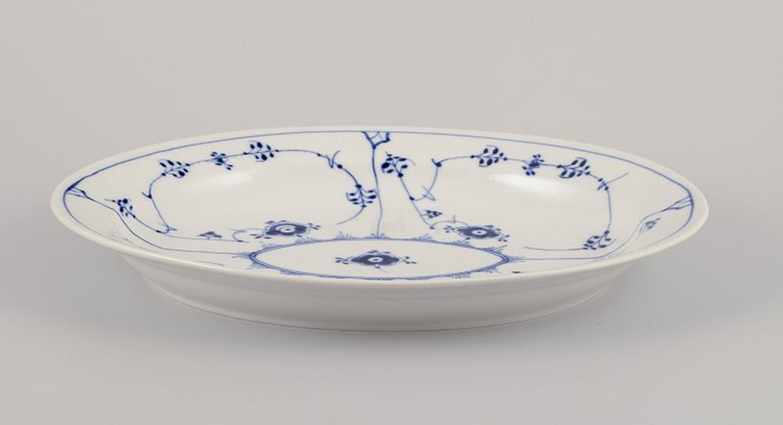Royal Copenhagen Blue Fluted Plain. Oval porcelain serving dish hand-painted in blue. 1975-1979. - 2
