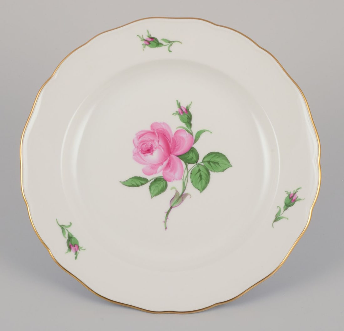 Meissen, Germany. Four dinner plates with a motif of pink rose. Approx. 1920/30s. - 2