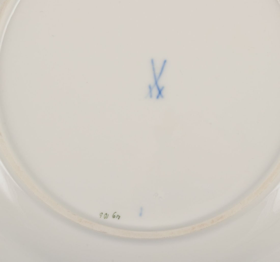 Meissen, Germany. Four dinner plates with a motif of pink rose. Approx. 1920/30s. - 8
