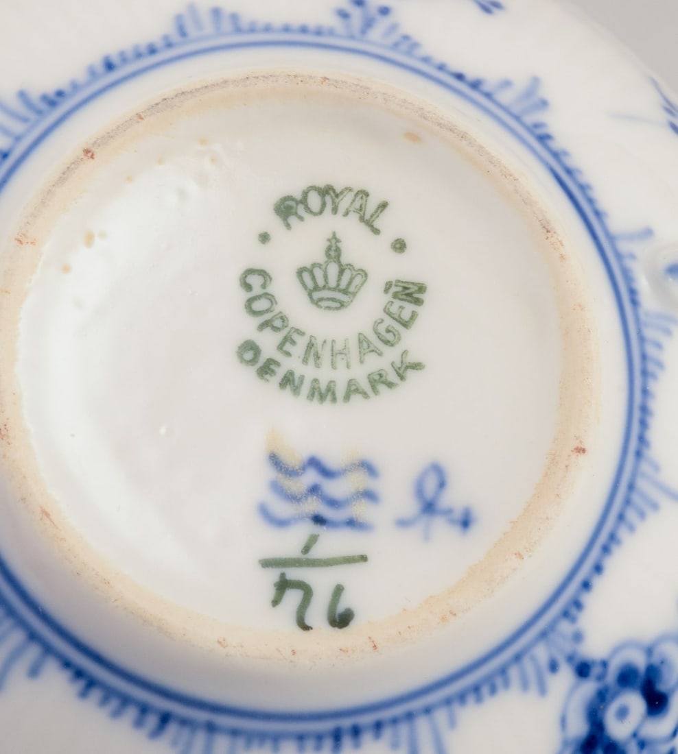 Royal Copenhagen Blue Fluted Plain. A set of four porcelain teacups with saucers. Approx. 1950 - 6