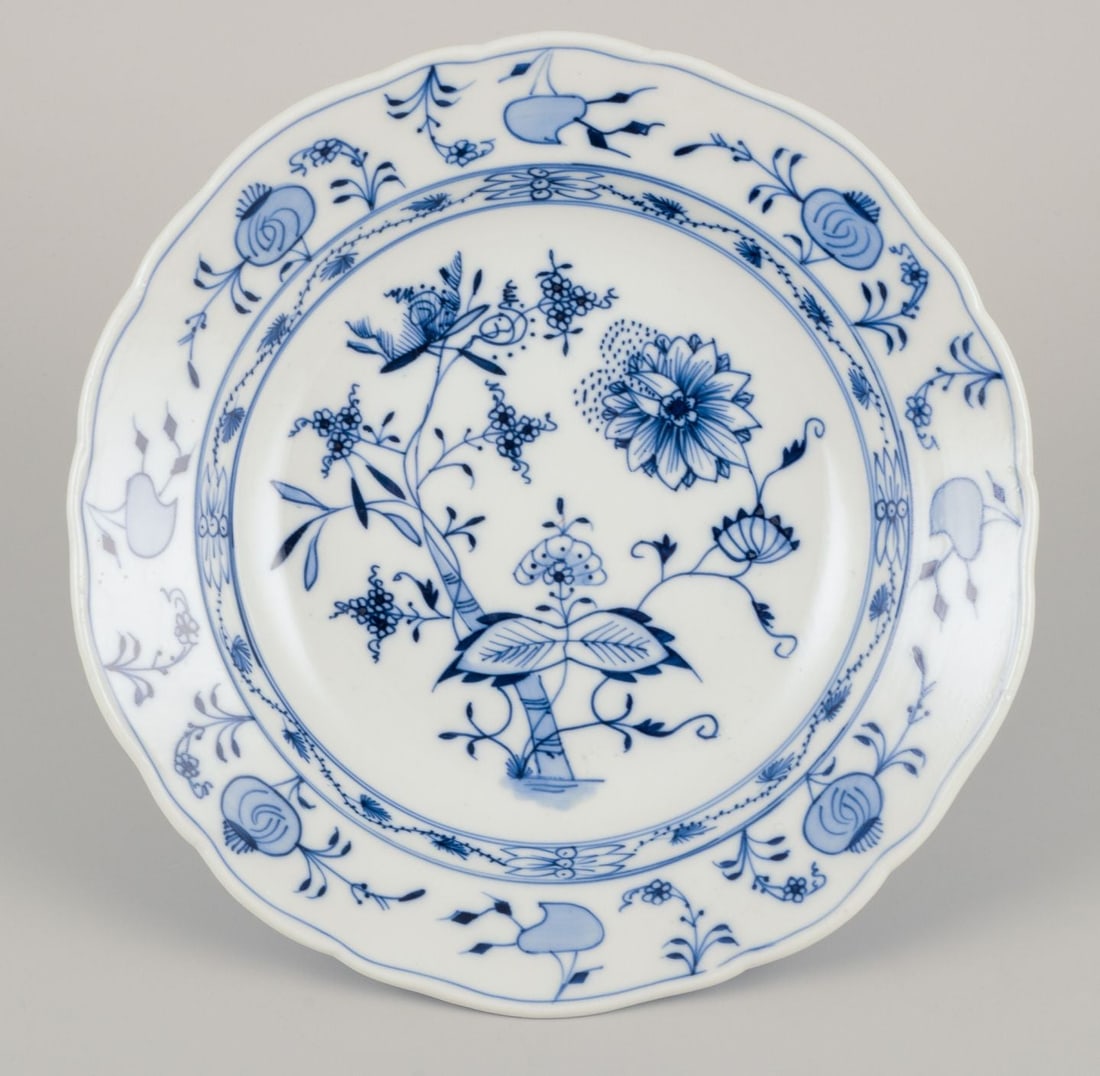 Stadt Meissen, Germany. Set of seven Blue Onion-patterned deep plates. Approx. 1930 - 5