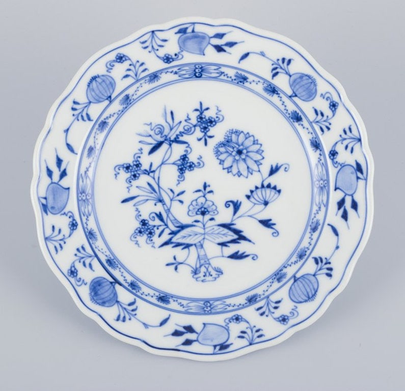 Meissen, Germany. A set of five 'Blue Onion' pattern porcelain plates. - 2