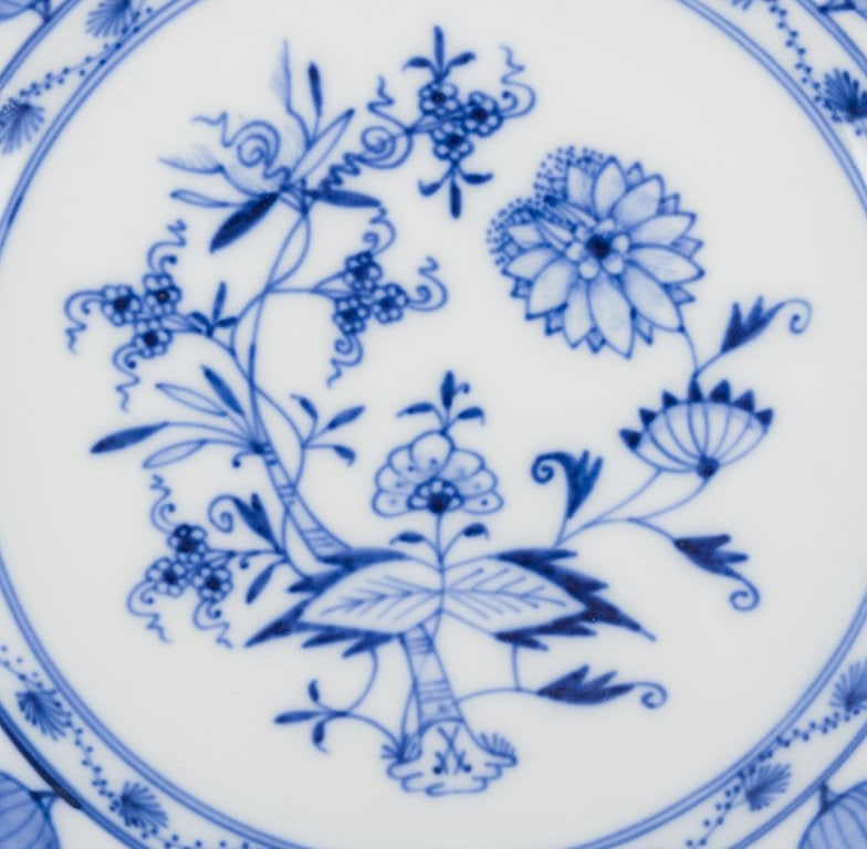 Meissen, Germany. A set of five 'Blue Onion' pattern porcelain plates. - 3