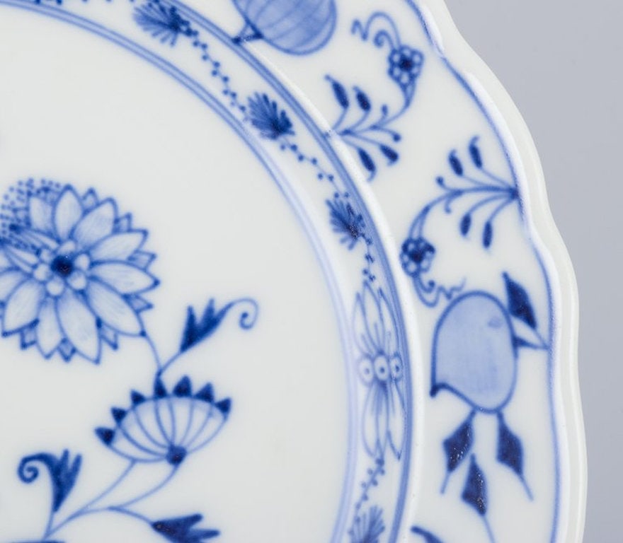 Meissen, Germany. A set of five 'Blue Onion' pattern porcelain plates. - 4