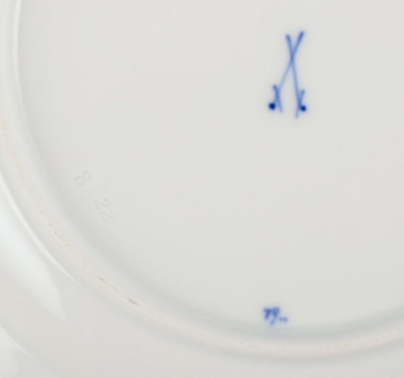 Meissen, Germany. A set of five 'Blue Onion' pattern porcelain plates. - 5