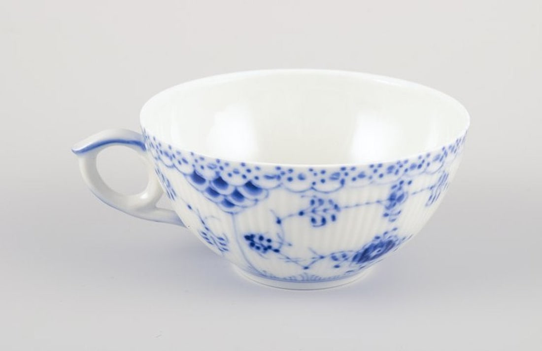 Royal Copenhagen Blue Fluted Half Lace. A set of six porcelain teacups with saucers. 1975-1979. - 4