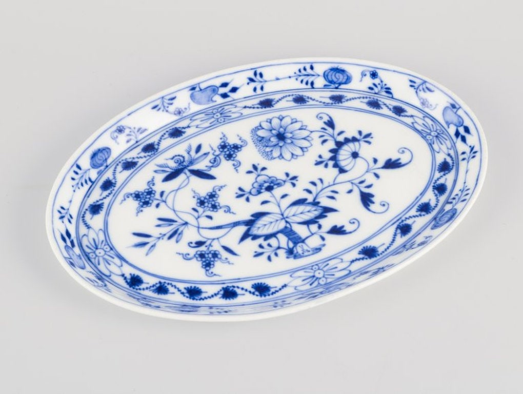 Meissen, Germany. Blue Onion tray in porcelain. Circa 1900. - 2