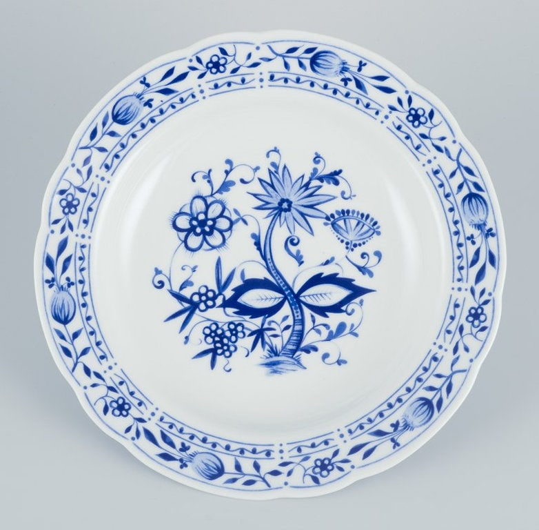 Kahla, Germany. A set of six deep plates in porcelain with Blue Onion decoration. Circa 1970s. - 2
