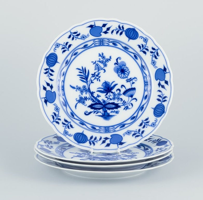 Stadt Meissen, Germany. A set of four dinner plates in porcelain with Blue Onion decoration. Circa (1 of 5)