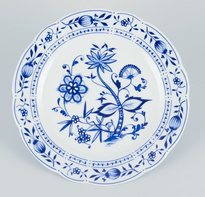 Kahla, Germany. A set of five lunch plates in porcelain with Blue Onion decoration. Circa 1970s. - 2