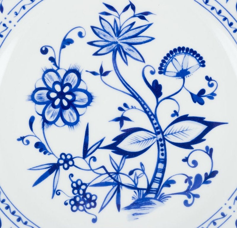 Kahla, Germany. A set of five lunch plates in porcelain with Blue Onion decoration. Circa 1970s. - 3