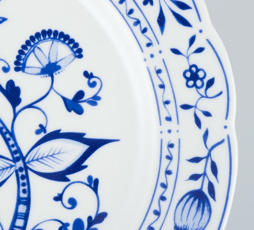 Kahla, Germany. A set of five lunch plates in porcelain with Blue Onion decoration. Circa 1970s. - 4