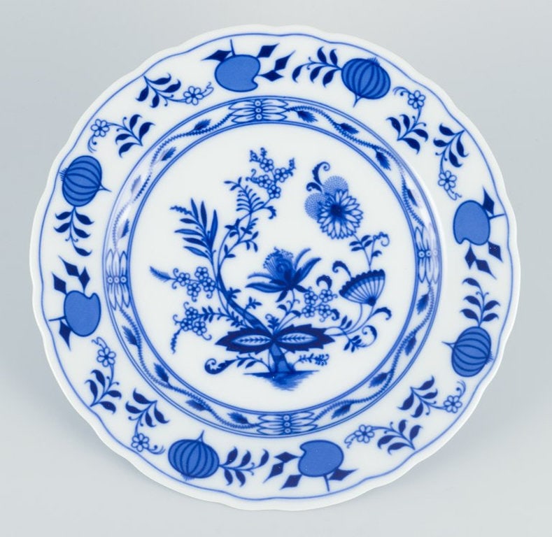 Stadt Meissen, Germany. A set of five dinner plates in porcelain with Blue Onion patterned - 2