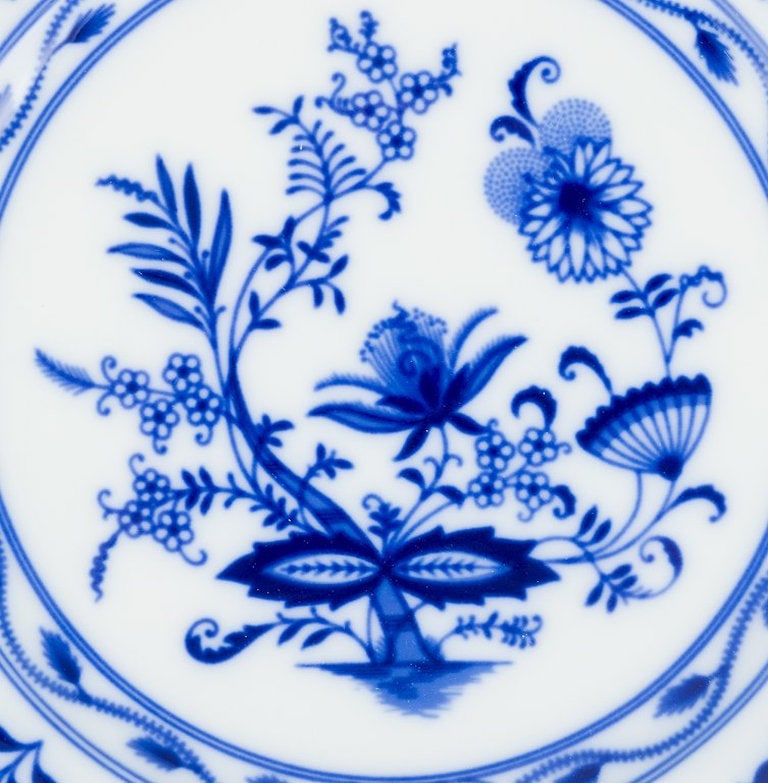 Stadt Meissen, Germany. A set of five dinner plates in porcelain with Blue Onion patterned - 3