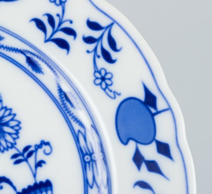 Stadt Meissen, Germany. A set of five dinner plates in porcelain with Blue Onion patterned - 4