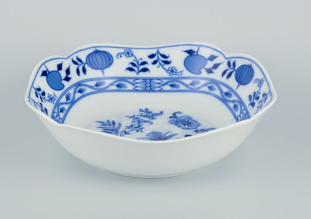 Stadt Meissen, Germany. Two serving dishes in porcelain with Blue Onion-patterned decoration. Circa - 2