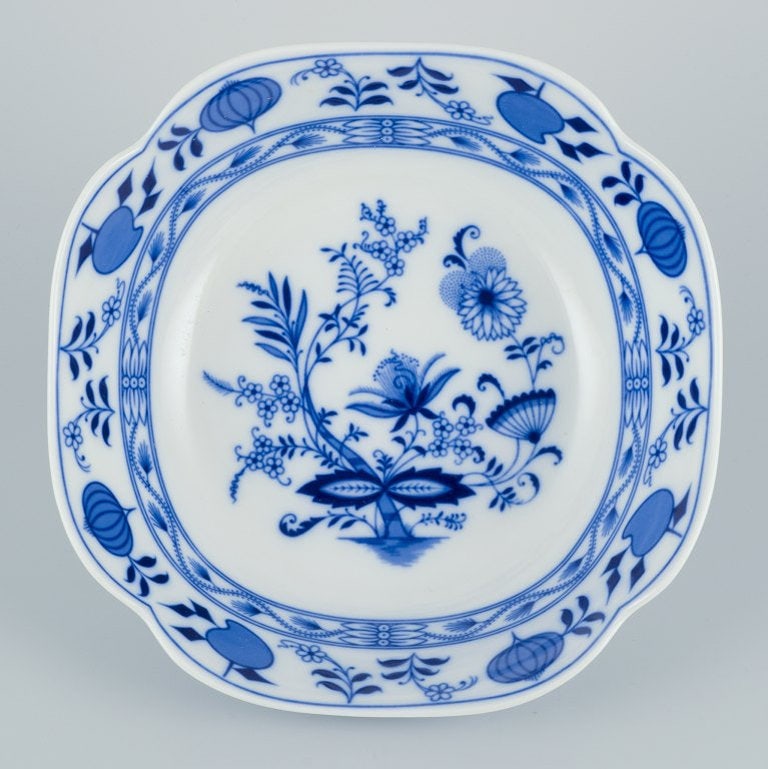 Stadt Meissen, Germany. Two serving dishes in porcelain with Blue Onion-patterned decoration. Circa - 3